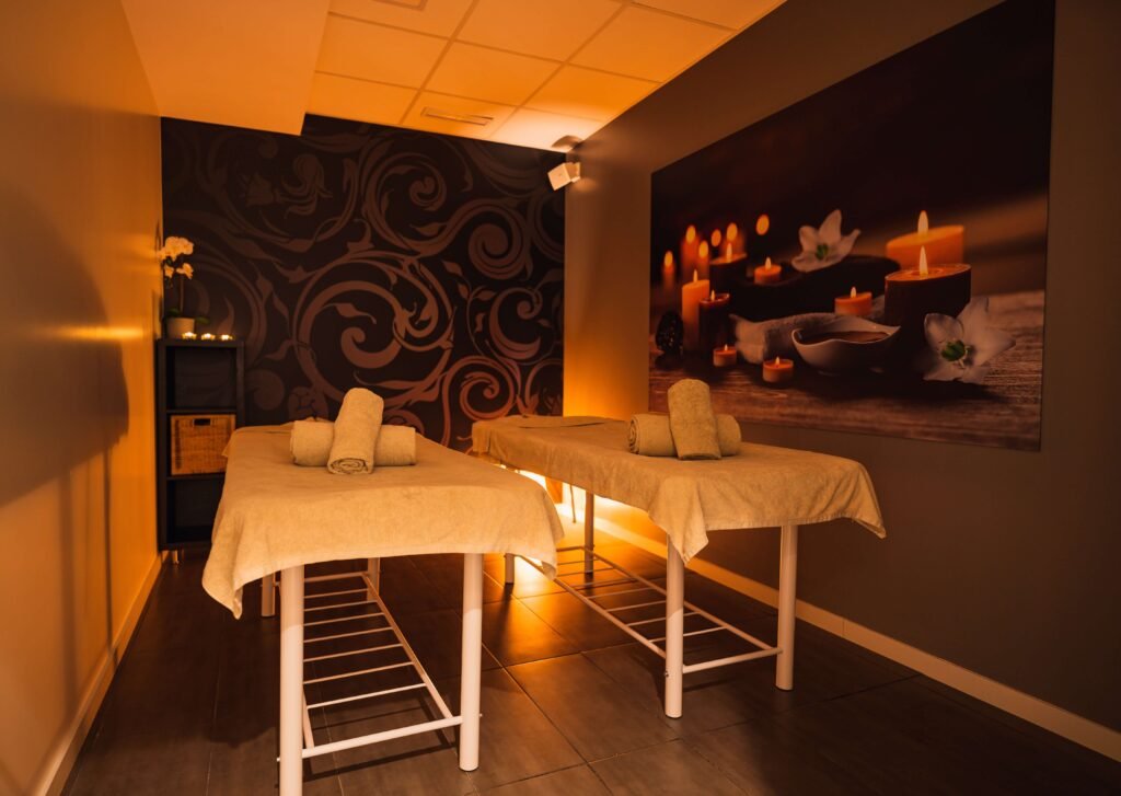 Sala de masajes en pareja en ROC Nature Barcelona con luz cálida y ambiente relajante.