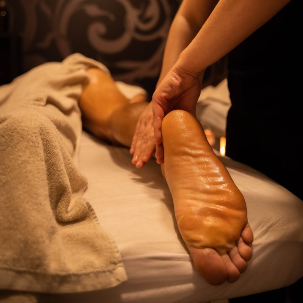 Masaje relajante de piernas y pies en ROC Nature, spa en Barcelona.