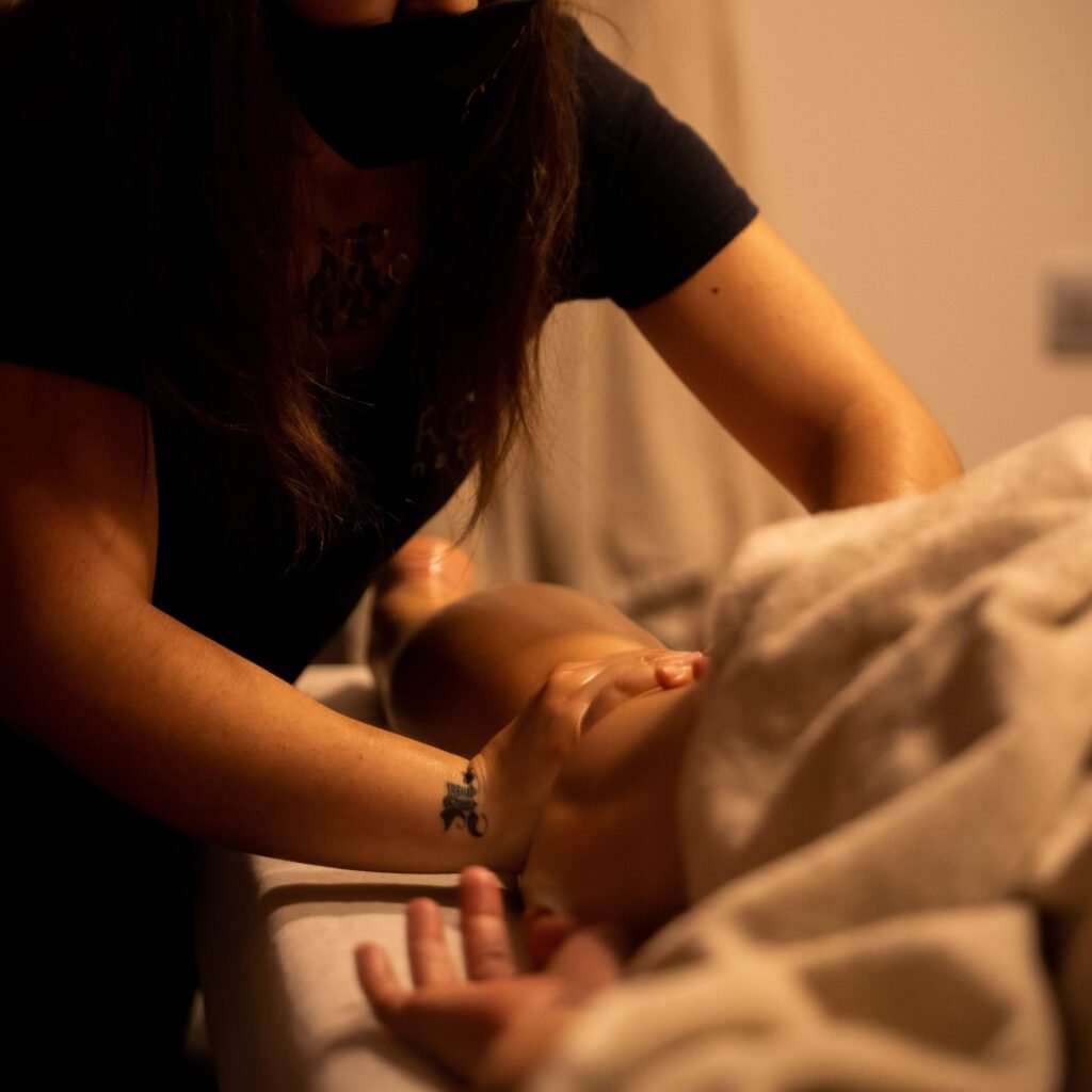 Terapeuta realizando un masaje relajante con aceites naturales en ROC Nature, Barcelona.