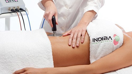 Mujer realizando un tratamiento de Indiba corporal