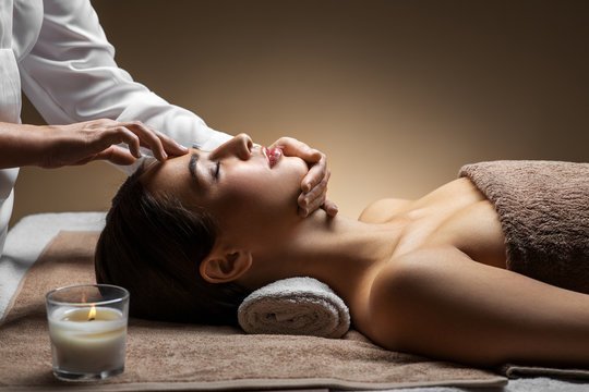 Mujer dándose un tratamiento facial en el Centro de Estética Barcelona