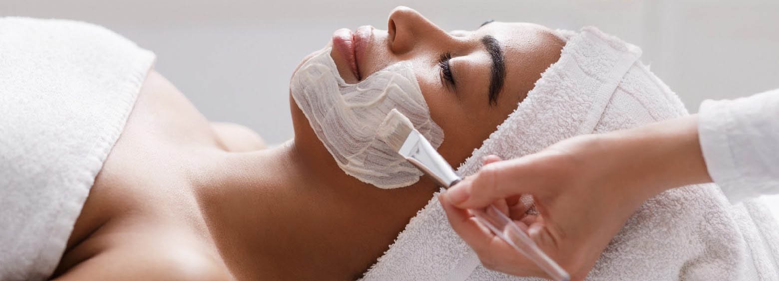 Una mujer aplicándoselos un tratamiento Facial en el Centro de Estética Barcelona