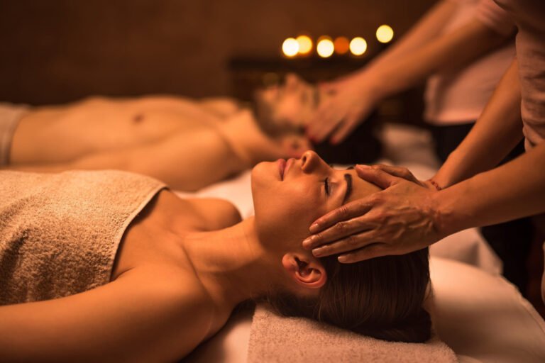 Masaje relajante en pareja en ROC Nature, spa en Barcelona, con ambiente cálido y aromaterapia.